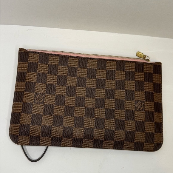 LOUIS VUITTON
Neverfull Pochette Damier Ebene Wristlet Pouch Rose Ballerine - Picture 4 of 12